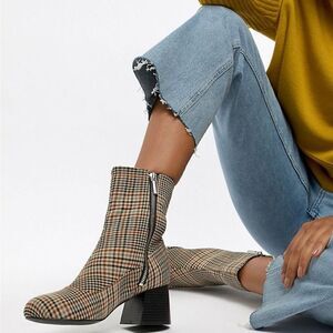 NWT Monki Houndstooth Boots